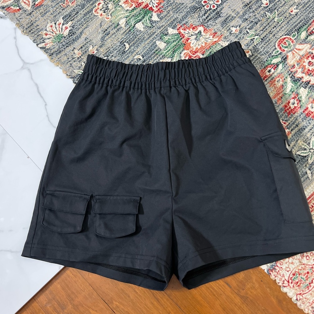 Nike High Waisted Cargo Shorts XS Black High Rise Woven Swoosh Pockets Elastic